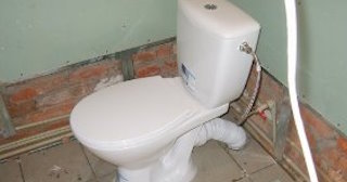 Установка приставного унитаза в Ноябрьске - монтаж и подключение, СантехДомНбс от 5226 рублей